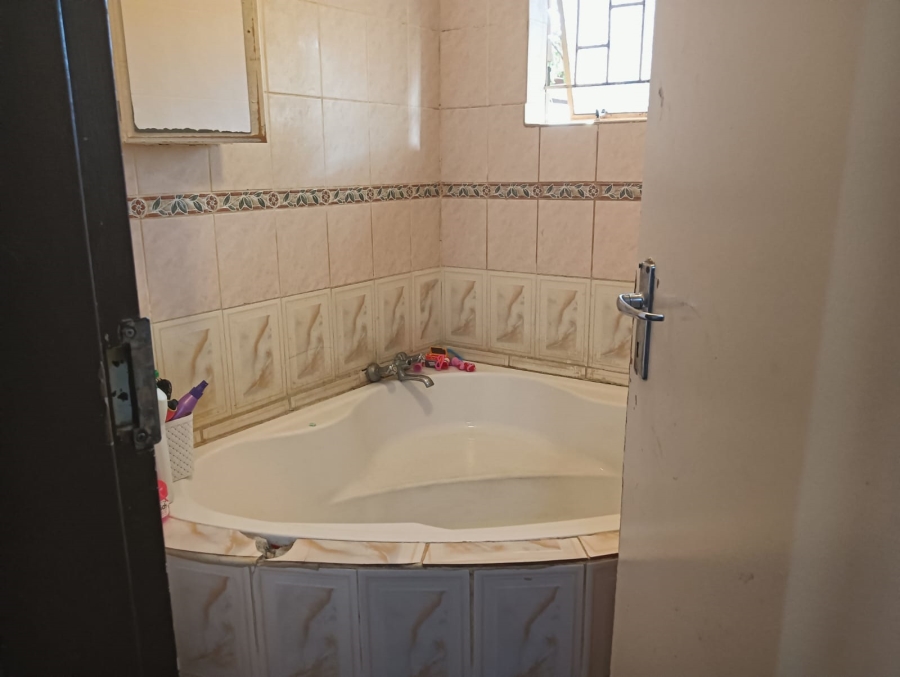 2 Bedroom Property for Sale in Geelhoutpark North West